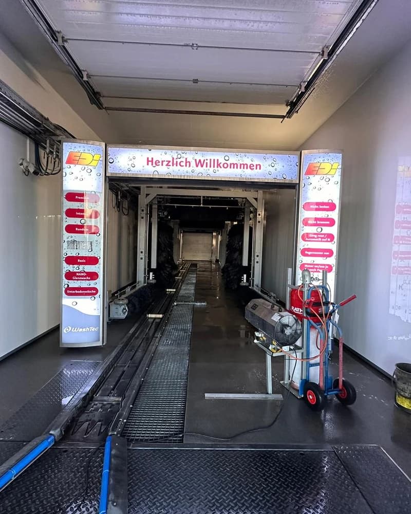 Waschstraße mit Längsperspektive — mehrere Waschmodule und Förderanlage in der Anlage